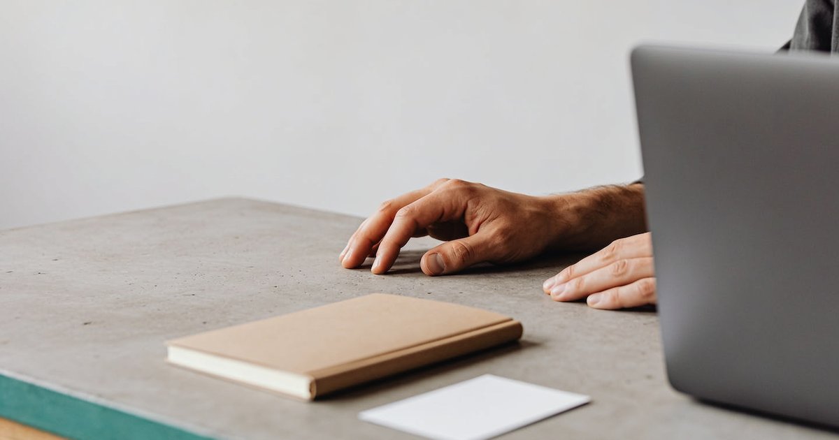Ruhiger Arbeitsplatz mit Laptop, WordPress-Sicherheit und Website-Wartung prüfen Die kritische WordPress-Lücke von Juli 2026: bist du betroffen, und was jetzt zählt