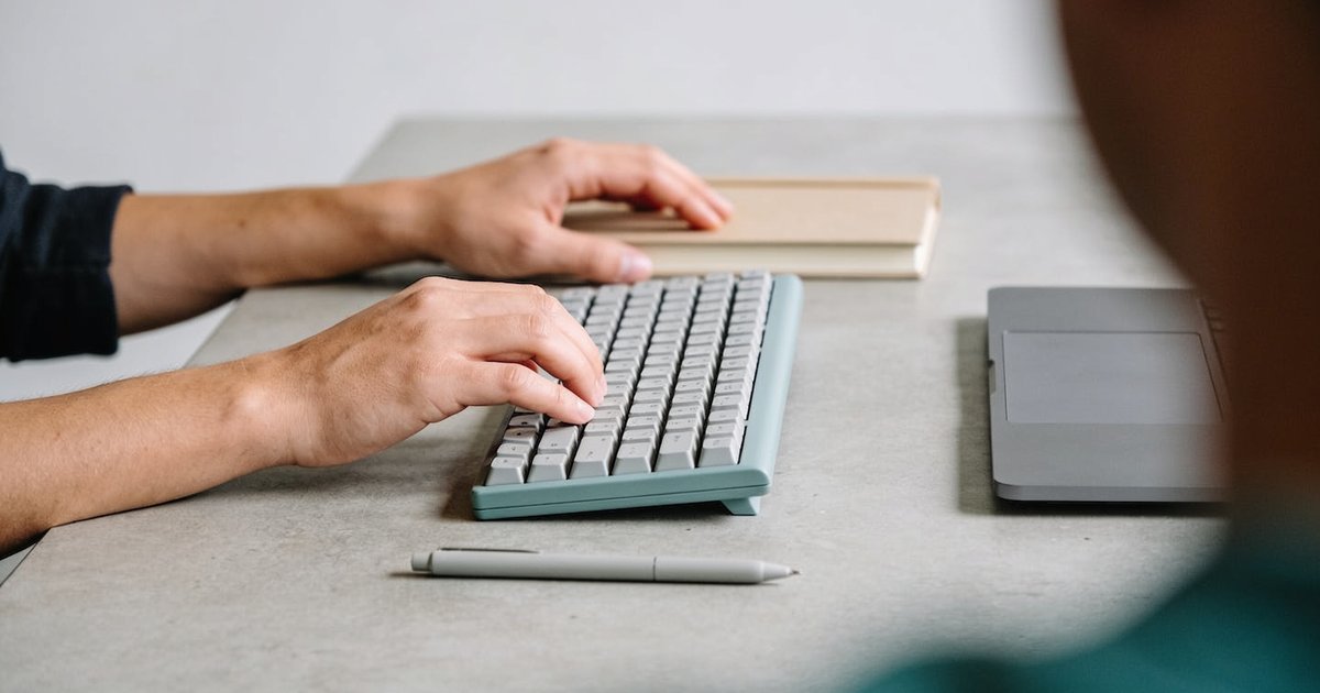 Hände an der Tastatur am Schreibtisch, strukturierte SEO-Arbeitsweise für den Industrie-Mittelstand