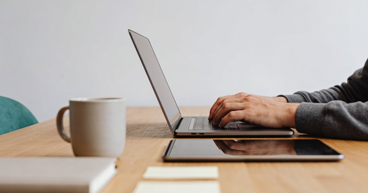 Arbeitsplatz mit Laptop und Notizen, datenbasierte SEO-Arbeitsweise im DACH-Grenzraum
