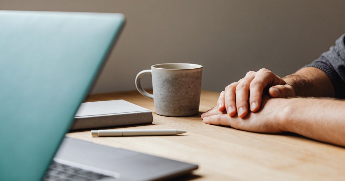 Ruhiger Arbeitsplatz mit Tasse und Notizbuch, datenbasierte SEO-Arbeitsweise für Tourismus und Mittelstand