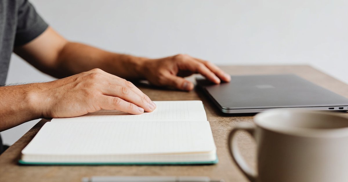 Arbeitsplatz mit offenem Notizbuch, datenbasierte SEO-Arbeitsweise für Mittelstand und Startups