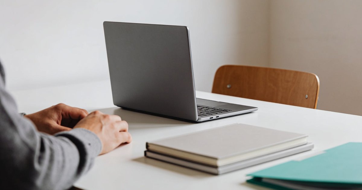 Aufgeräumter Arbeitsplatz eines Mittelstandsbetriebs, Laptop und Unterlagen