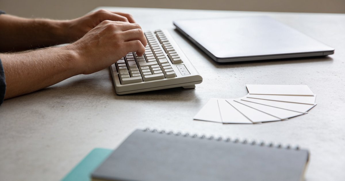Hände an der Tastatur bei WordPress-Entwicklung und Code-Rescue