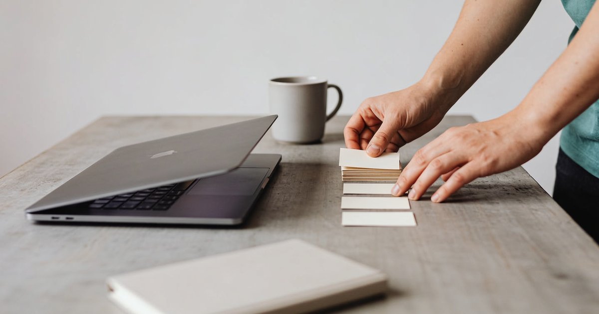 Aufgeräumter Arbeitsplatz, strukturierte WordPress-Wartung und Code-Rescue für KMU