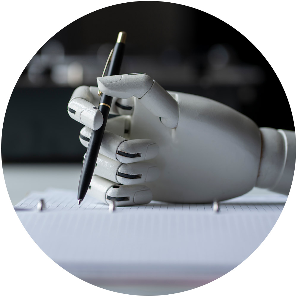 Eine Roboterhand, die einen Stift hält und in ein Spiralnotizbuch schreibt, fängt die Essenz von KI-Workshops ein. Diese Szene veranschaulicht die nahtlose Verschmelzung von Technologie und Kreativität und betont die Fähigkeit des Roboters, menschenähnliche Aufgaben präzise auszuführen.