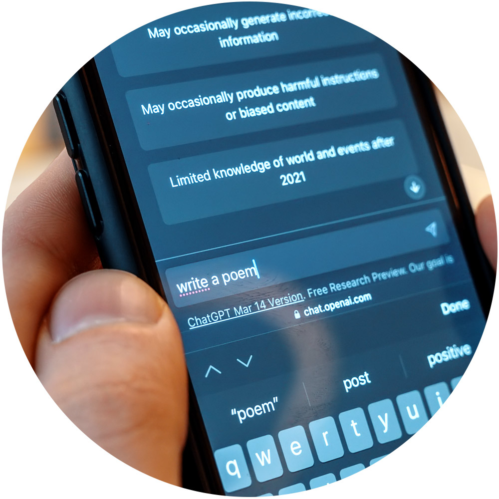 Nahaufnahme einer Person, die ein Smartphone mit einer KI-Chatbot-Schnittstelle hält. Der Bildschirm zeigt ein Texteingabefeld, in das der Benutzer „Schreibe ein Gedicht“ eingegeben hat. Darüber werden SEO-freundliche Vorschläge aufgelistet. Das Telefon wird in der rechten Hand gehalten und zeigt das intuitive Design des Dienstes.