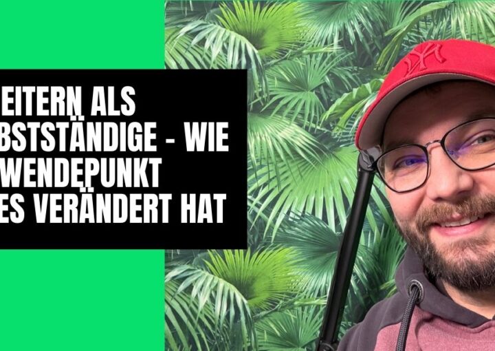 Ein lächelnder Mann mit Bart, Brille und roter Mütze hält einen schwarzen Gegenstand vor einem Hintergrund aus grünen Palmblättern. Der Text auf der linken Seite lautet: „Scheitern als Selbstständige – Wie ein Wendepunkt alles verändert hat.