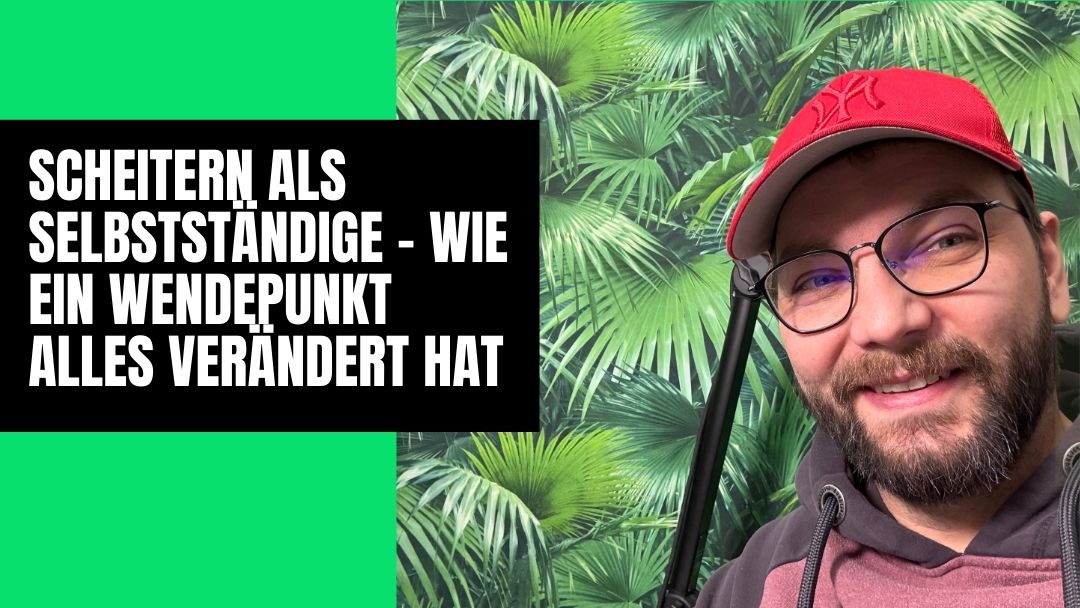 Ein lächelnder Mann mit Bart, Brille und roter Mütze hält einen schwarzen Gegenstand vor einem Hintergrund aus grünen Palmblättern. Der Text auf der linken Seite lautet: „Scheitern als Selbstständige – Wie ein Wendepunkt alles verändert hat.